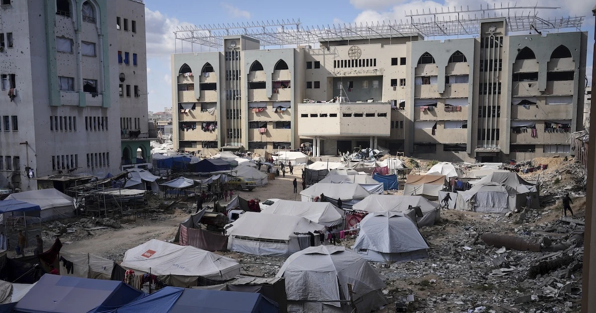 Le borse di studio delle università italiane per studenti palestinesiSono quasi 100 e dovrebbero permettere a persone che vivono a Gaza o in Cisgiordania di andarsene dalla guerra, cosa oggi molto difficile