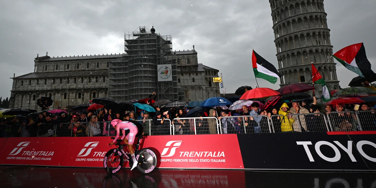 Com’è che al Giro d’Italia si vedono così tante bandiere della PalestinaÈ possibile che c'entrino alcuni episodi di repressione da parte delle autorità e una squadra israeliana che partecipa alla corsa