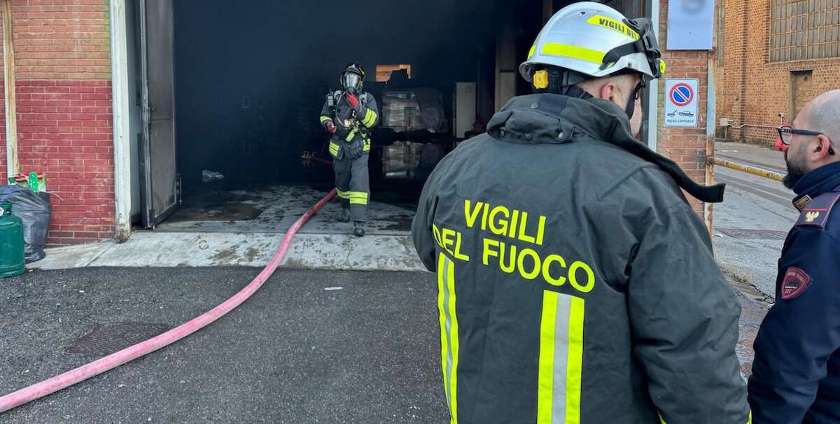 Un palazzo nel quartiere Giambellino, a Milano, è stato evacuato per un incendio: 16 persone sono state ricoverate