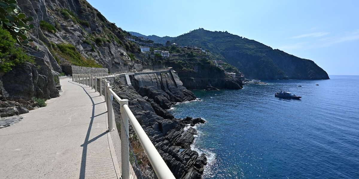 La Via dell’Amore alle Cinque Terre è stata finalmente riapertaIl celebre sentiero ligure era stato riaperto la scorsa estate dopo 12 anni, ma chiuso di nuovo a ottobre per una frana