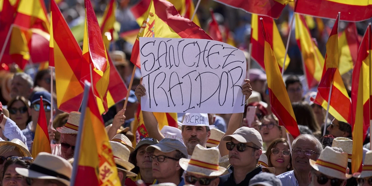 A Madrid decine di migliaia di persone hanno protestato contro il governoI popolari chiedono le dimissioni del primo ministro socialista Pedro Sánchez: c'entra una telefonata