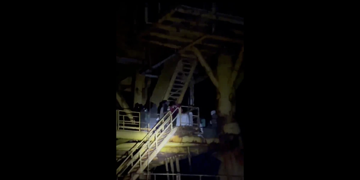 Open Arms ha soccorso 54 migranti bloccati da tre giorni su una piattaforma petroliferaNel mar Mediterraneo: l’ong ha detto che una donna ha partorito mentre era lì