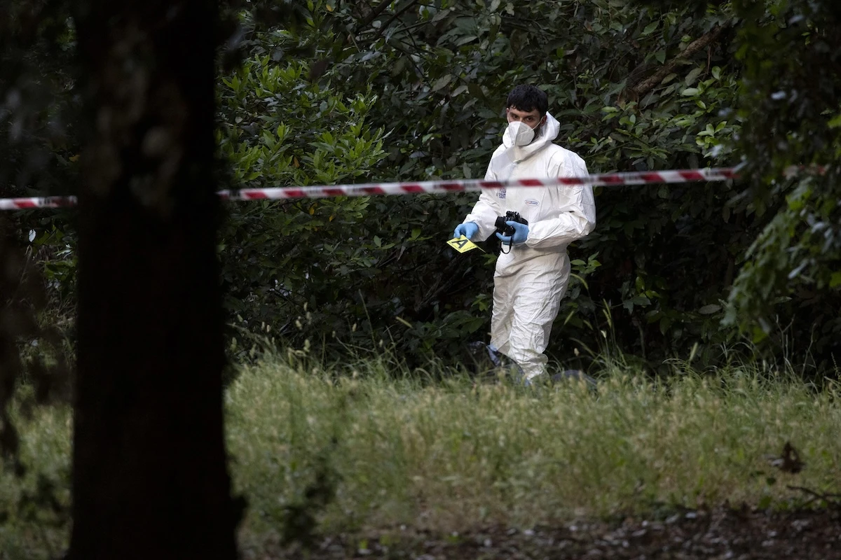 Cosa sappiamo sul caso dei due corpi trovati a Villa PamphiliNon molto per ora: sono una donna e una bambina di pochi mesi, non si sa se fossero madre e figlia ma si ipotizza che le loro morti possano essere collegate