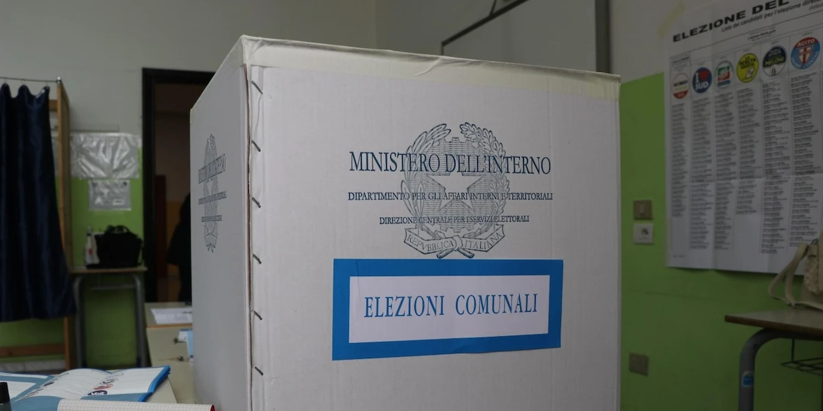 Si vota anche per i ballottaggi delle comunaliIn 13 comuni, tra cui i capoluoghi Matera e Taranto: in entrambi al primo turno aveva vinto il centrosinistra