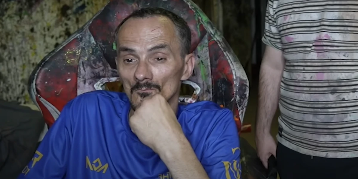 2 minuti faIn Francia un uomo che veniva regolarmente picchiato e umiliato in streaming è morto durante una direttaIn circostanze ancora da chiarire, al termine di un video durato 298 ore trasmesso a migliaia di spettatori sulla piattaforma Kick