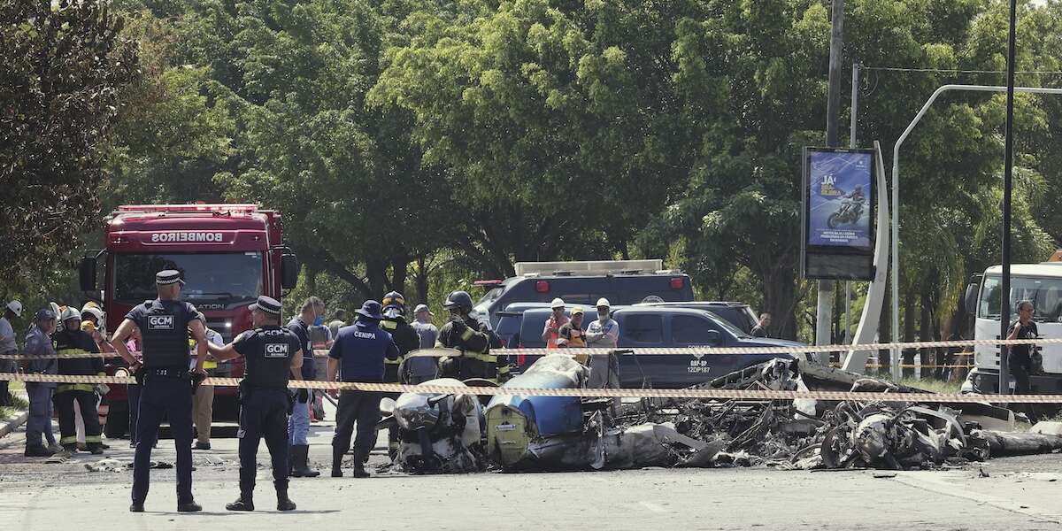 Un piccolo aereo è caduto su una strada di San Paolo, in Brasile: il pilota e il copilota sono morti