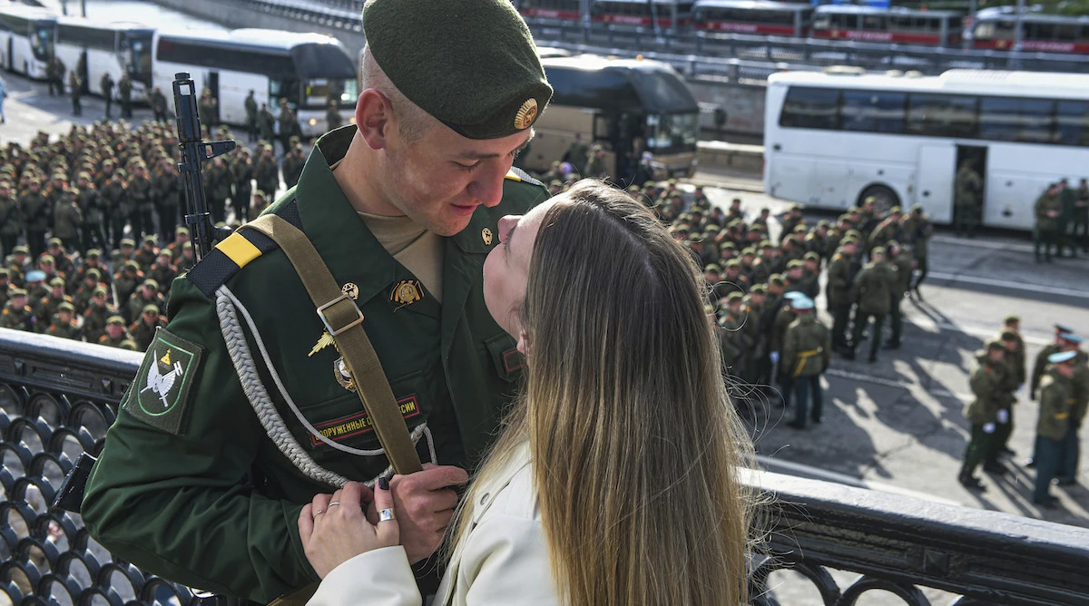 pochi secondi faLe truffe per ottenere gli indennizzi dei soldati russi morti in UcrainaVale anche centinaia di migliaia di euro, e alcune donne sposano i militari al fronte solo per guadagnarci