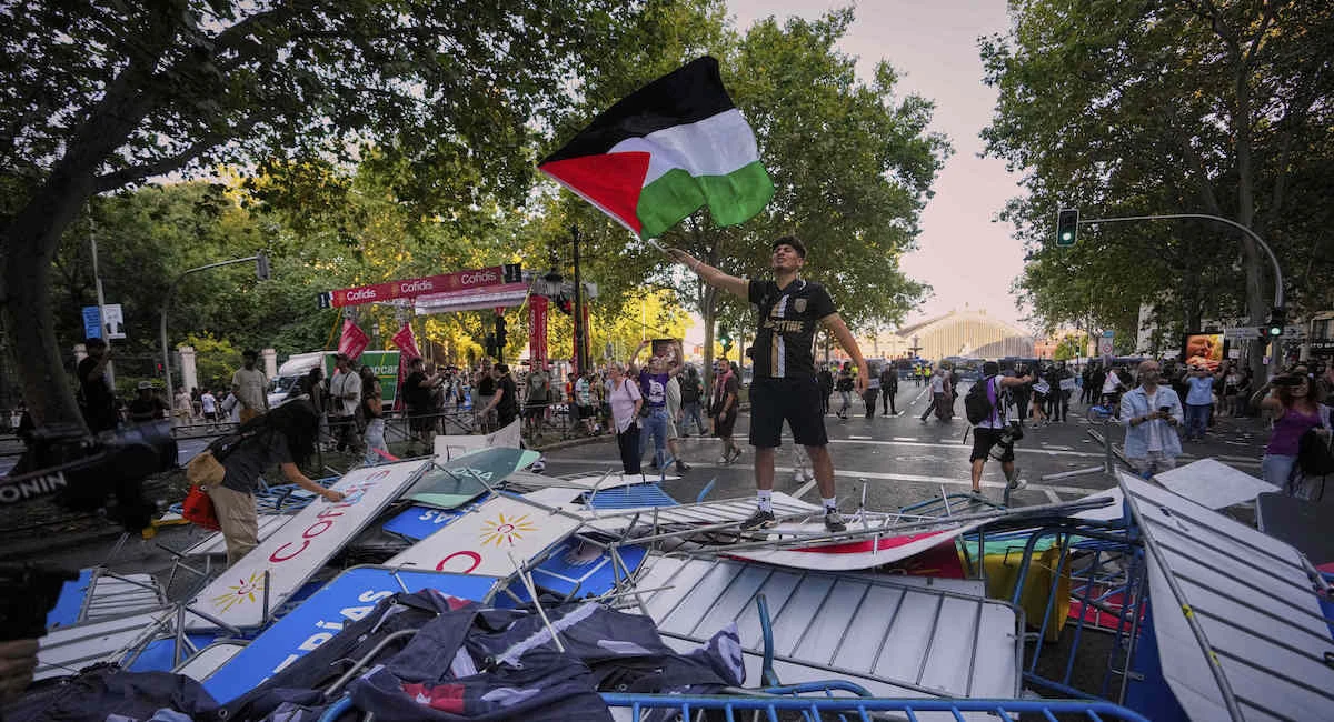 3 minuti faNelle proteste pro Palestina alla Vuelta di Spagna ci si è messo anche il governoIl primo ministro Pedro Sánchez ha sostenuto i manifestanti, in modo un po' inusuale e mettendo in difficoltà l'opposizione di centrodestra
