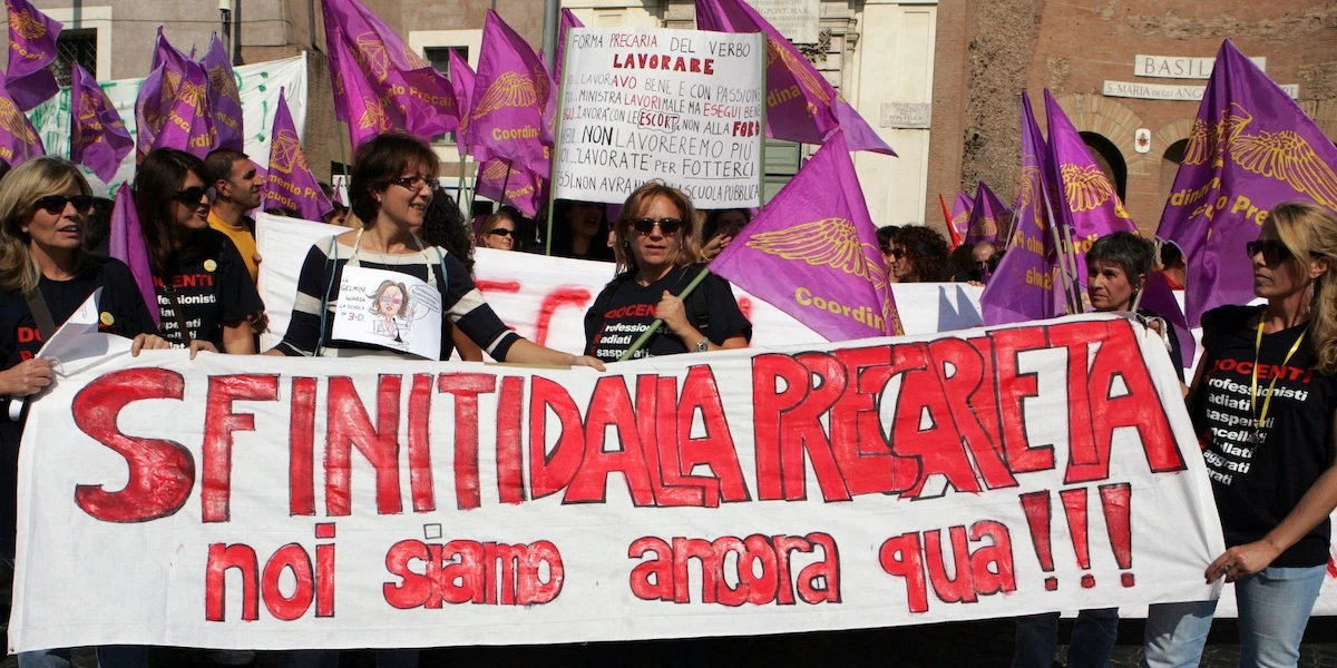 2 minuti faMigliaia di insegnanti precari non hanno mai ricevuto soldi a cui avevano diritto I tribunali sono pieni di ricorsi per colpa di un pasticcio con la “Carta del docente”, e lo Stato perde sempre