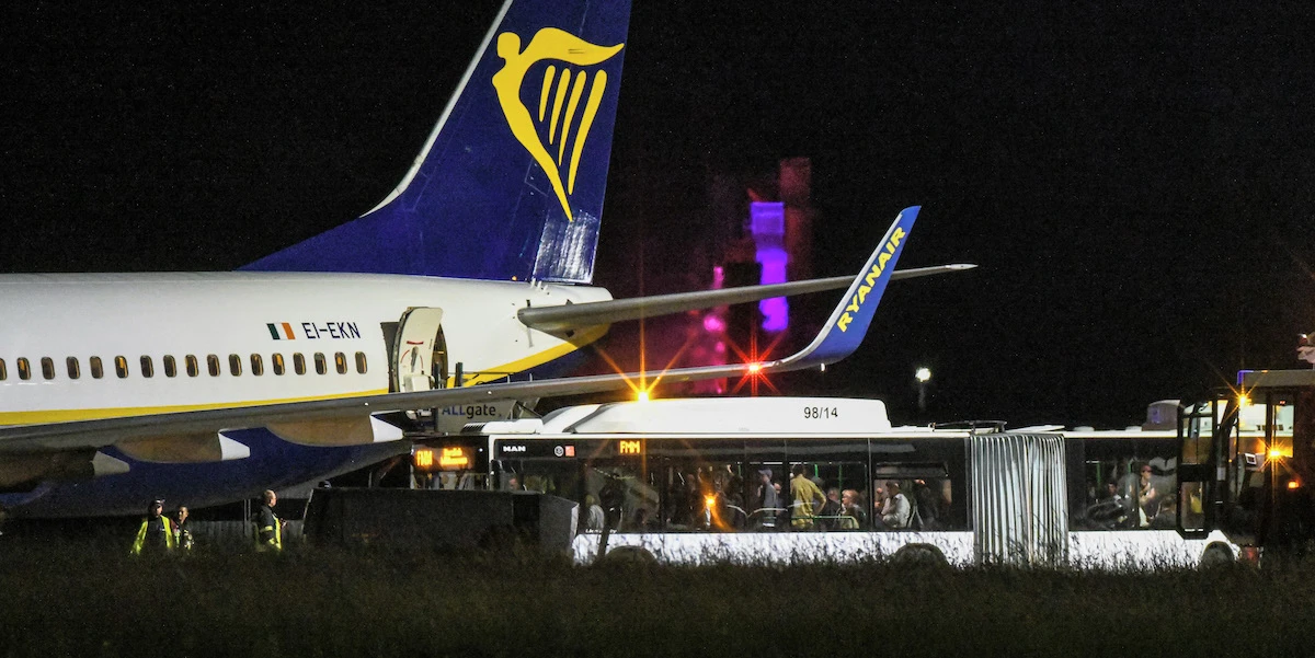Mercoledì un aereo Ryanair partito da Berlino e diretto a Milano ha fatto un atterraggio di emergenza in Germania: ci sono nove feriti