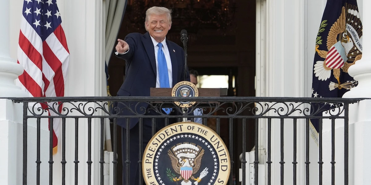 Trump ha imposto un nuovo “travel ban”Come già fatto nel suo primo mandato, tra moltissime critiche: da lunedì i cittadini di 12 paesi non potranno più entrare negli Stati Uniti