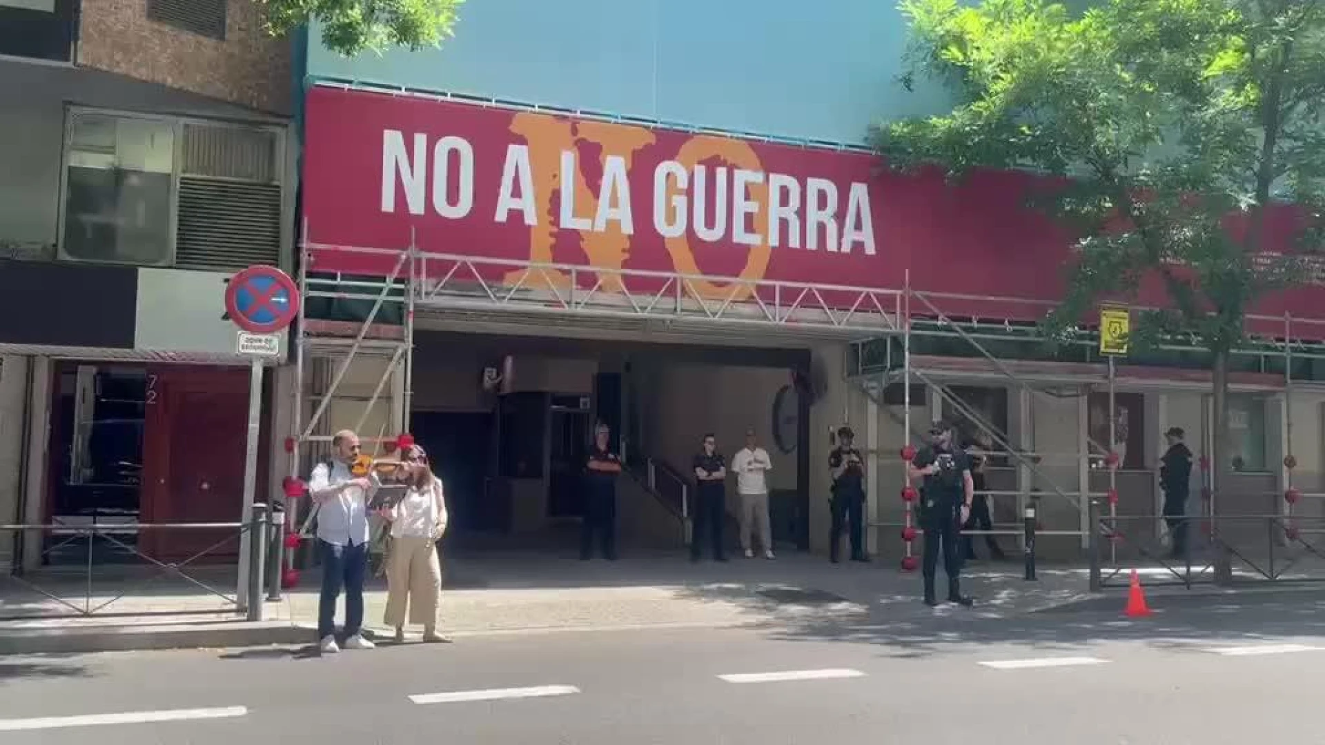 La surrealista escena vivida en Ferraz: El vídeo de un hombre tocando al violín la melodía del hundimiento del Titanic en la sede del PSOE