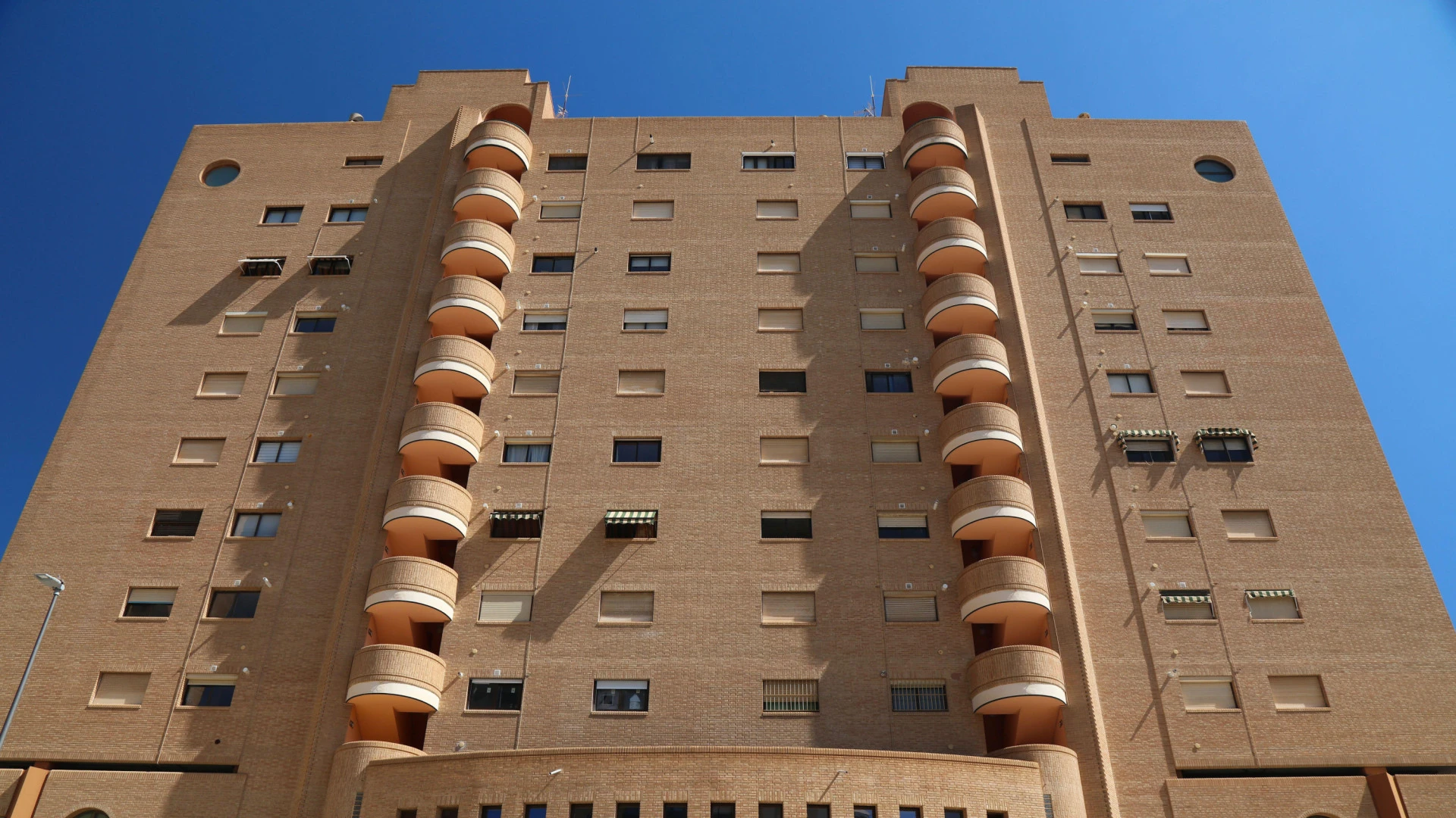 Si dejas de pagar tu cuota de la comunidad de vecinos no solo puedes acabar en los tribunales: pueden imponerte estas restricciones