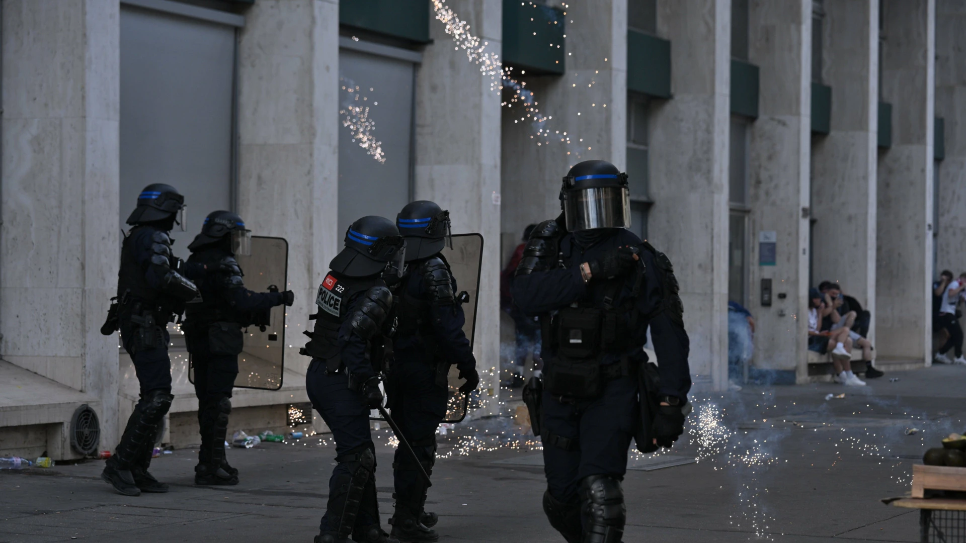 Disturbios y cargas policiales en París tras el triunfo del PSG en la Champions