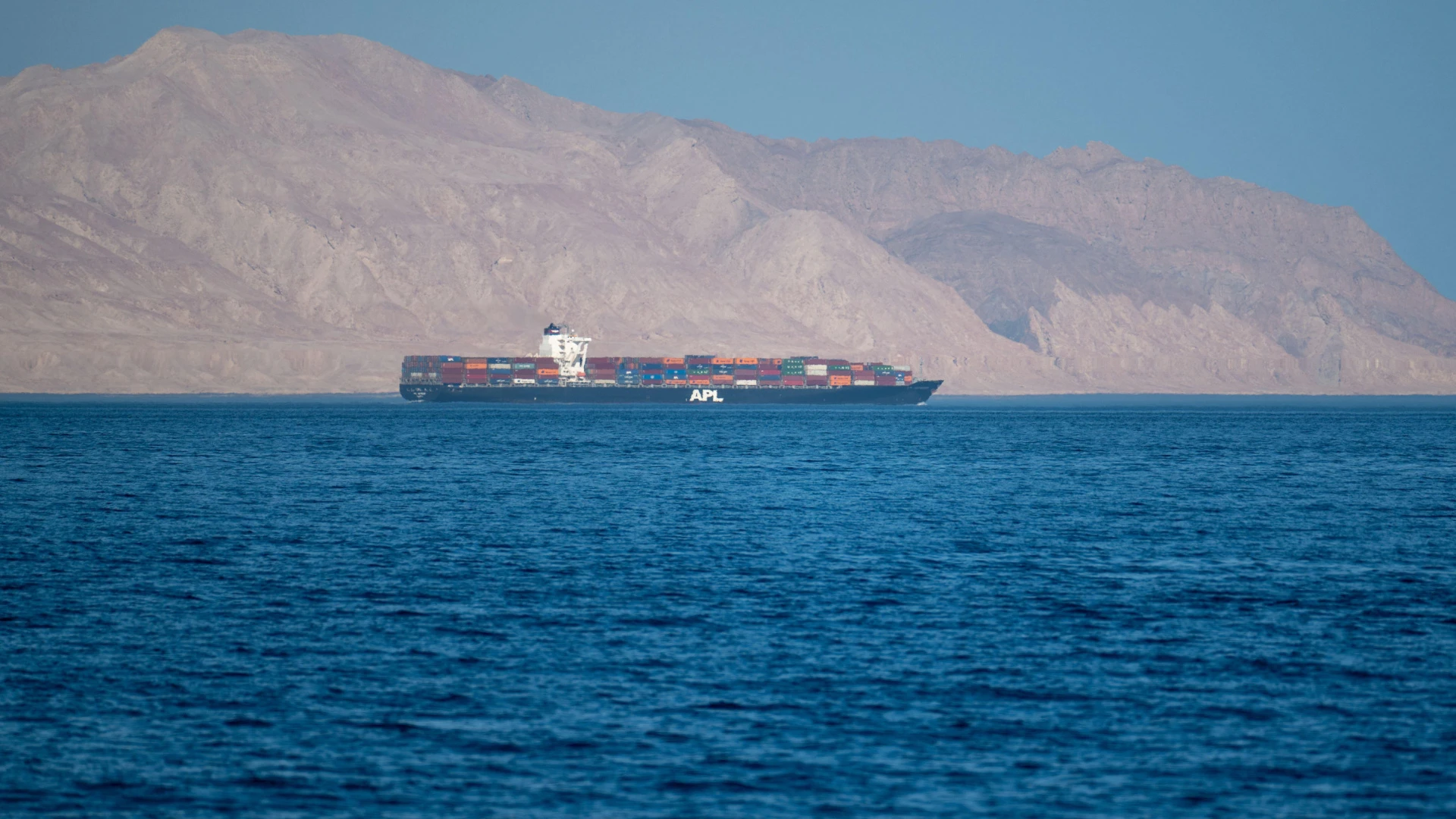 EE.UU. ataca un barco que intentaba romper el bloqueo a Irán cerca del estrecho de Ormuz