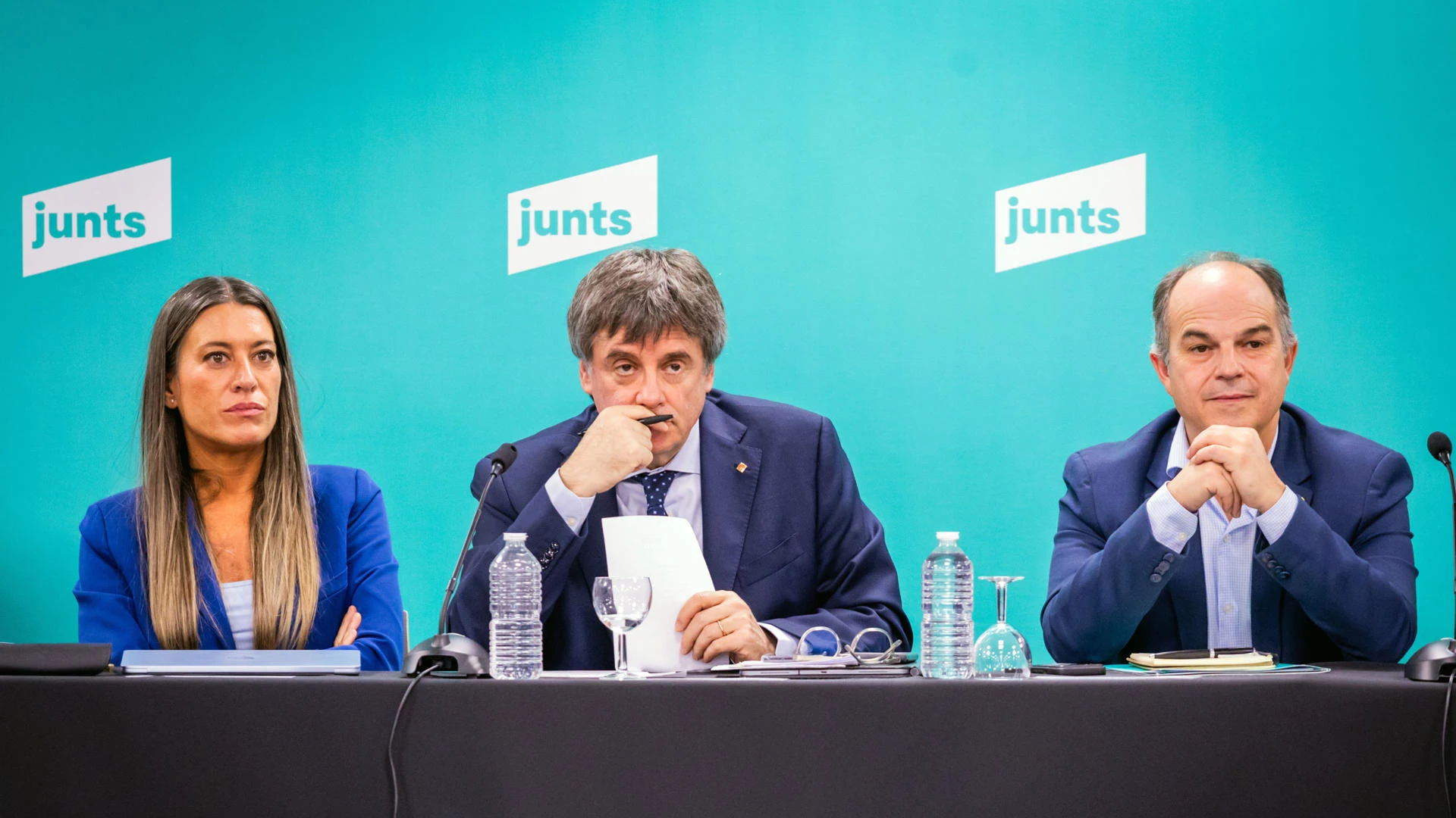Junts aprieta a Feijóo y le exige negociar con Puigdemont en Waterloo si quiere hablar de moción de censura