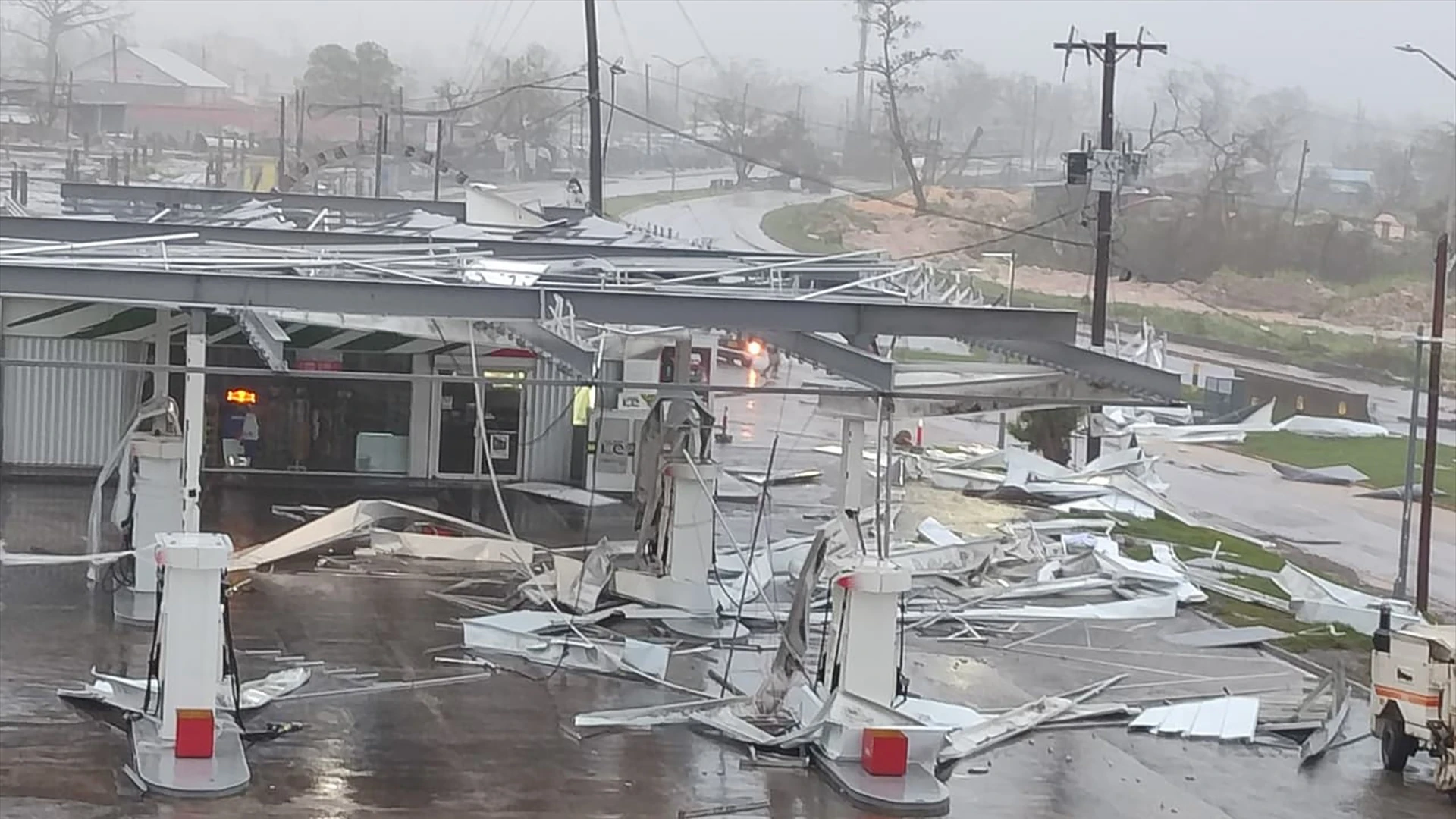 Casi un millón de cubanos siguen sin luz ni agua corriente por el paso del huracán Melissa que ha azotado al extremo oriental de esta isla