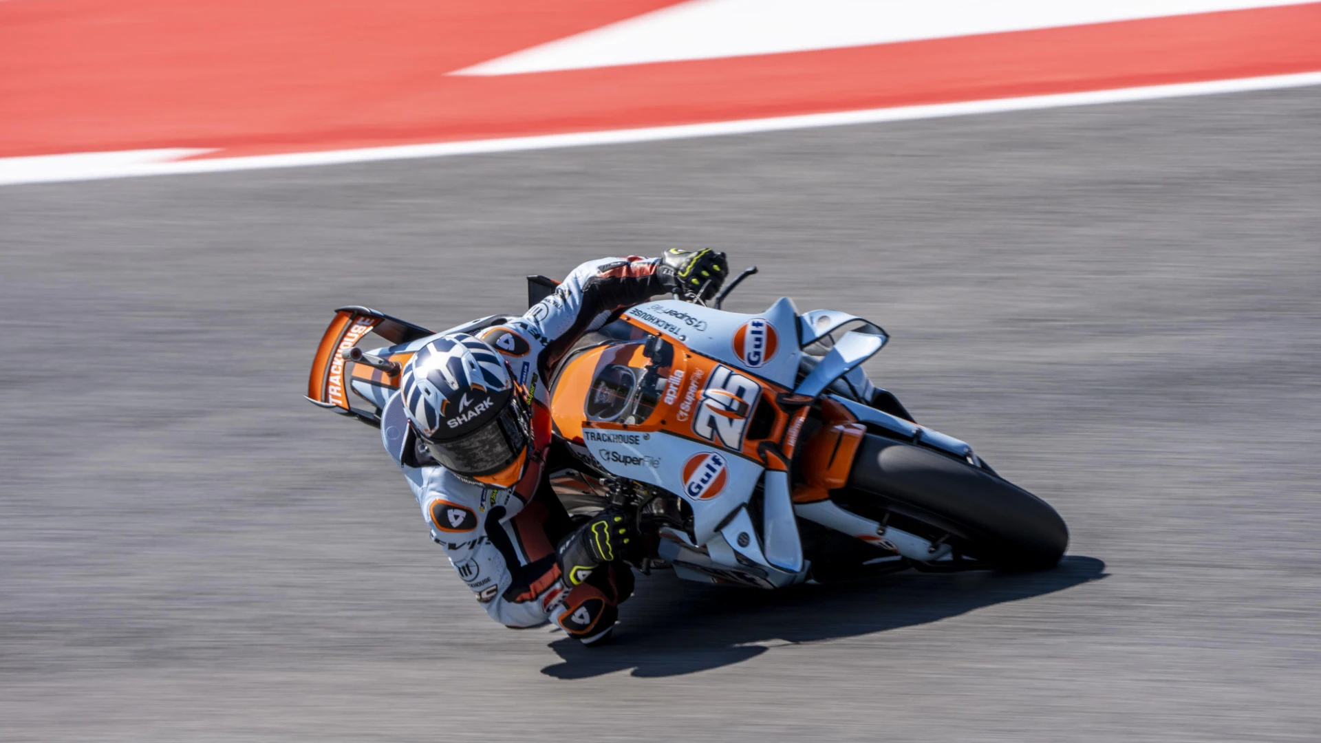 Raúl Fernández se lleva la victoria en la carrera al sprint, con Jorge Martín 2º