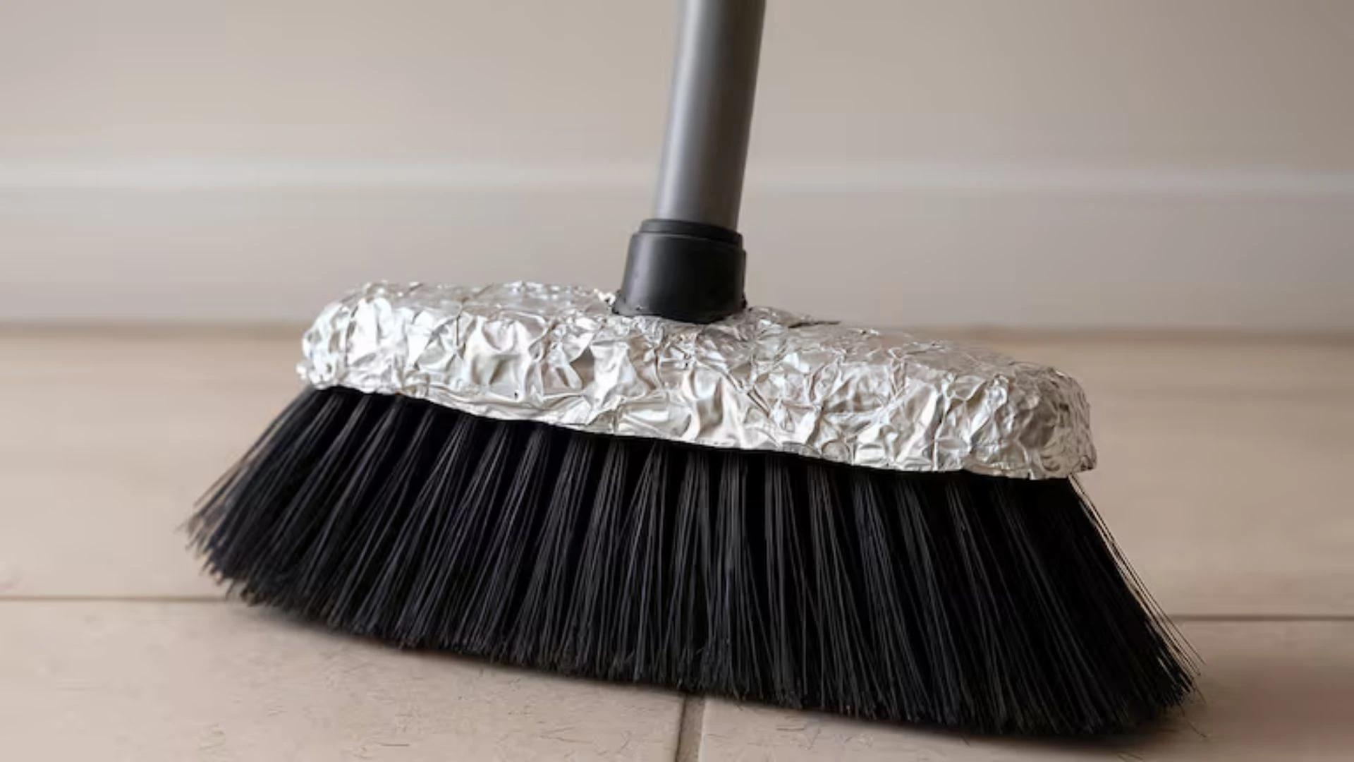 Para qué sirve poner papel aluminio en la escoba y por qué todos lo recomiendan