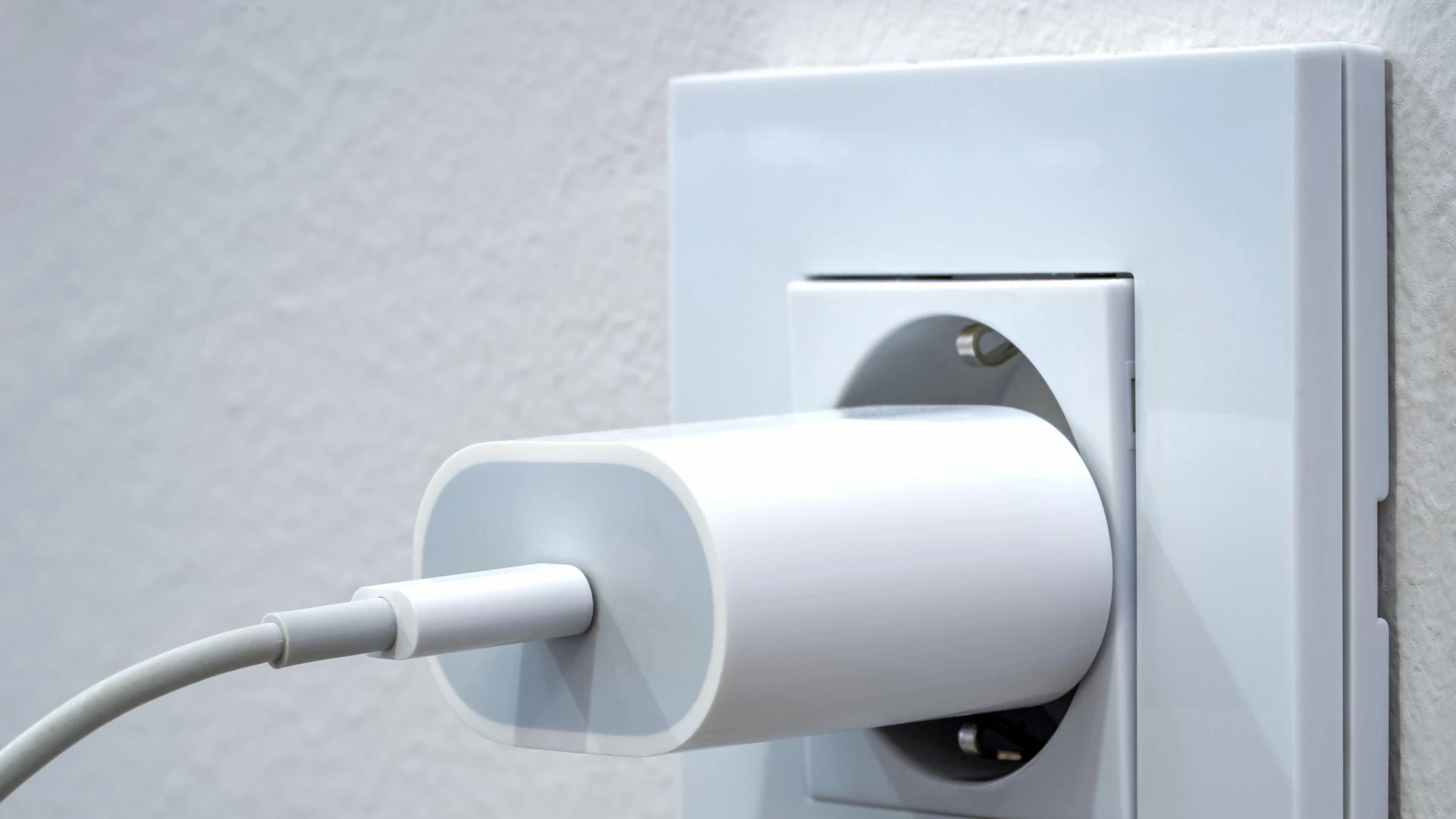 Aprende a leer la etiqueta del cargador del móvil y evita posibles explosiones