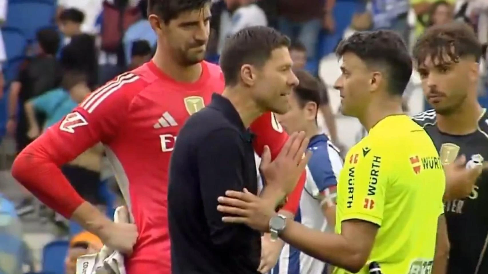 Xabi Alonso estalla tras la expulsión a Huijsen: 