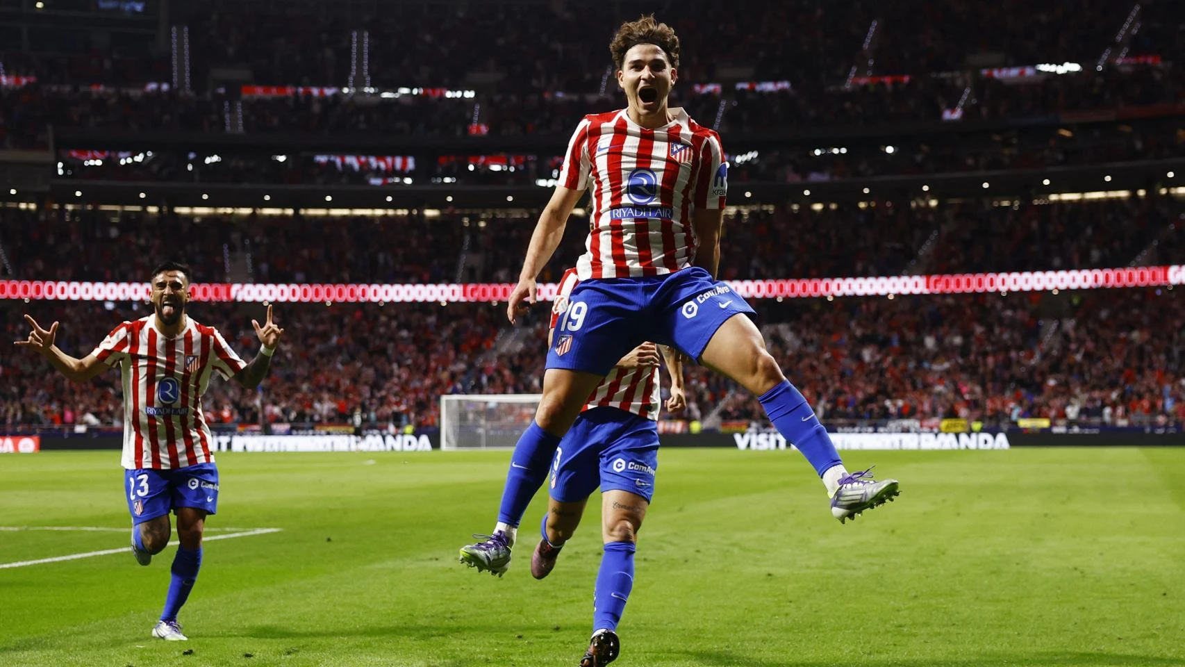 Julián Álvarez acude al rescate de Simeone: tres goles y una exhibición en la remontada ante el Rayo