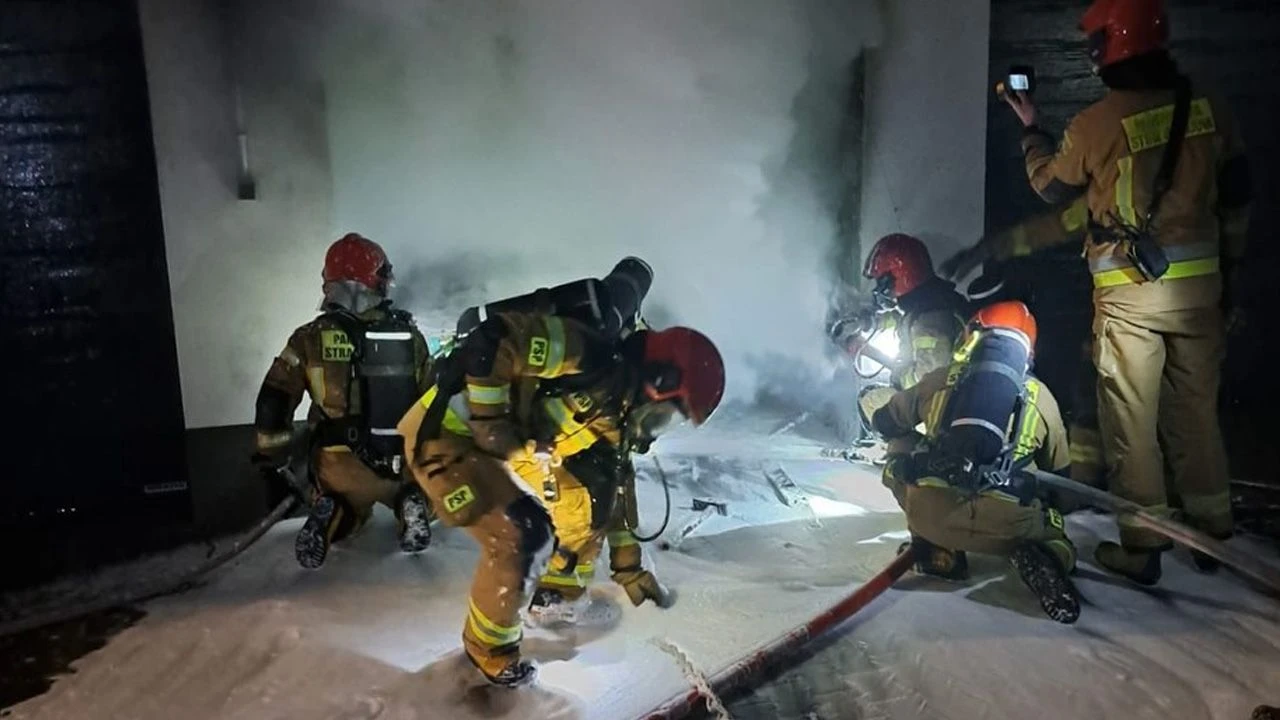 Dwie osoby spłonęły w aucie. Policja ustala okoliczności