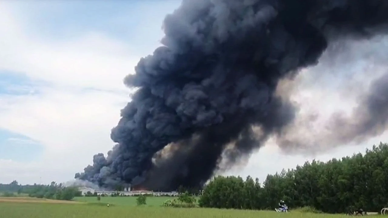 Fabryka aerozoli w ogniu. Strażacy próbują opanować pożar