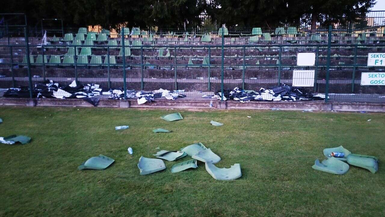 Wyrwane krzesełka i toalety. Chuligani zdemolowali stadion w Tarnobrzegu