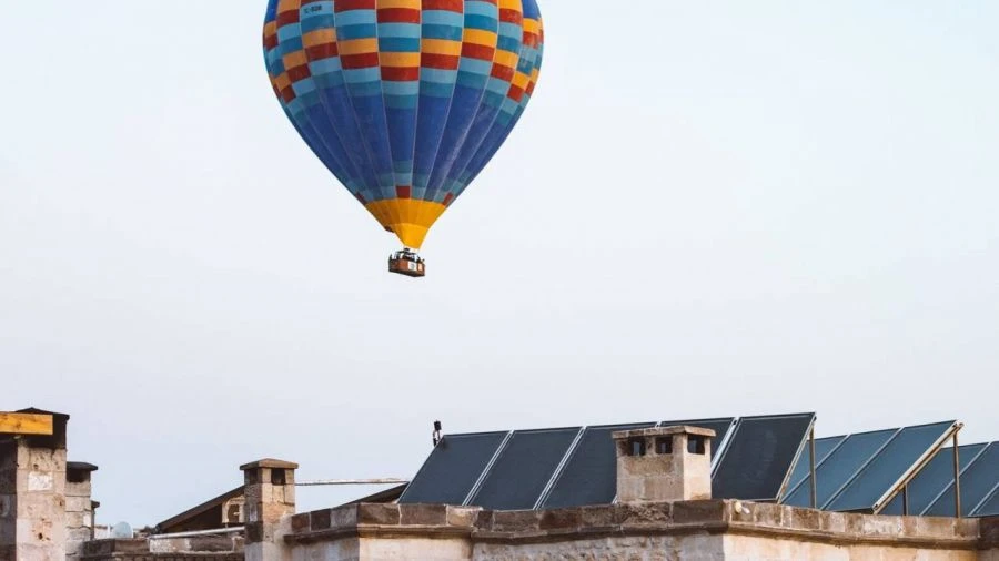Balon na ogrzane powietrze spadł na ruchliwą ulicę. Są ofiary