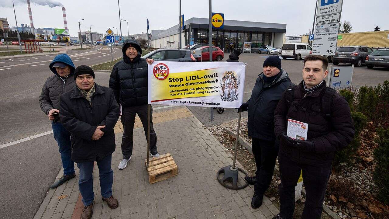 Protest przed sklepami znanej sieci handlowej