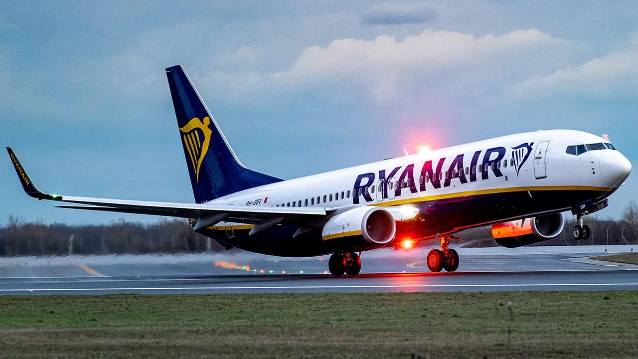 Ryanair żąda odszkodowania. Polak może słono zapłacić za swoje zachowanie