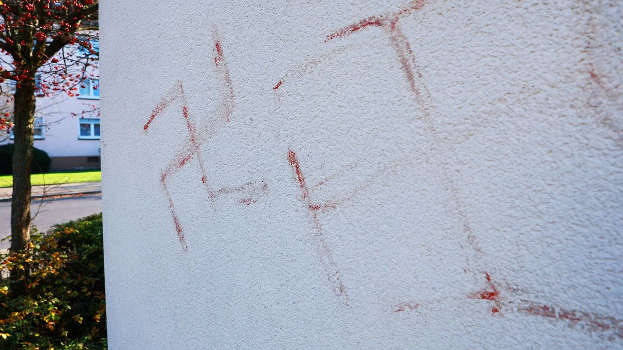 Swastyki na budynkach i samochodach. Namalowano je... krwią