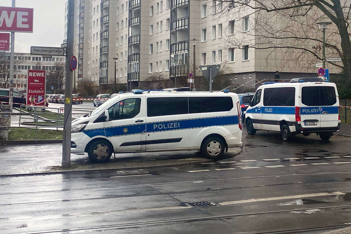 Frau in Berlin im neunten Stock aus dem Fenster gestoßen? Mordkommission ermittelt