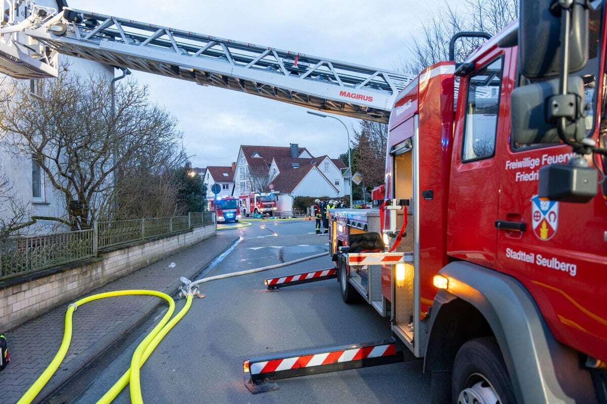 Eine Person wird reanimiert: Zwei Schwerverletzte bei Wohnungsbrand im Taunus