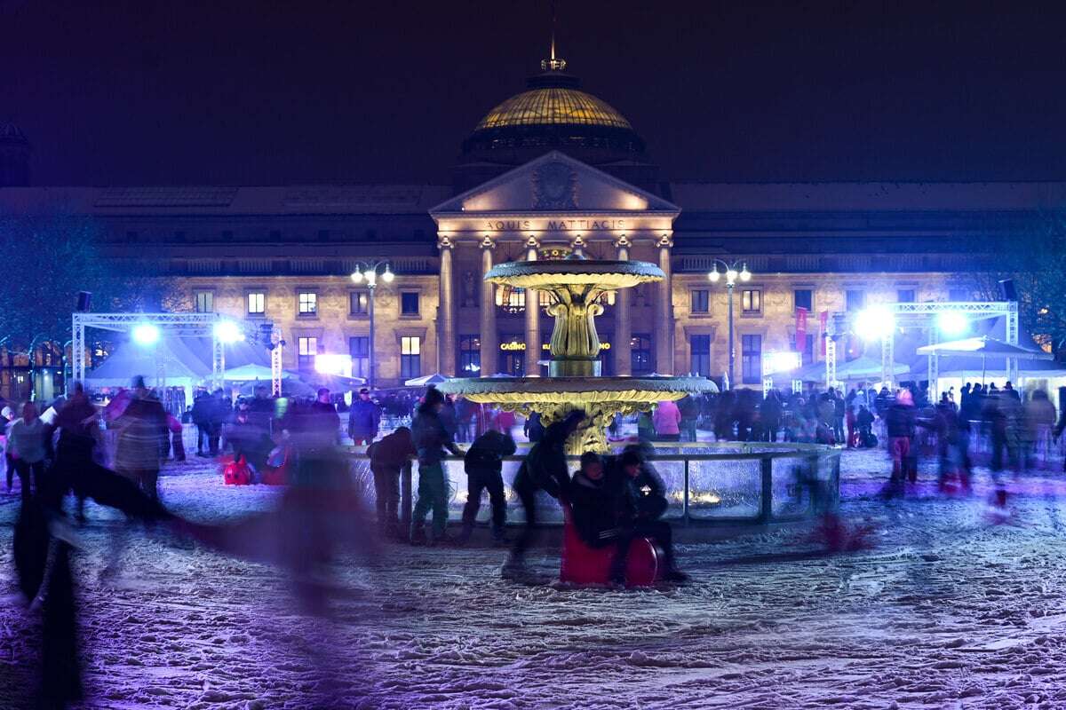 Personengruppe stürmt geschlossene Eisbahn, kurz darauf wird's wild