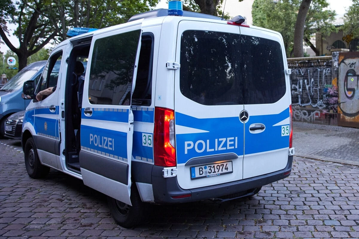 Überfall auf Wechselstube: Mann gibt sich als Paketbote aus und fesselt Mitarbeiter