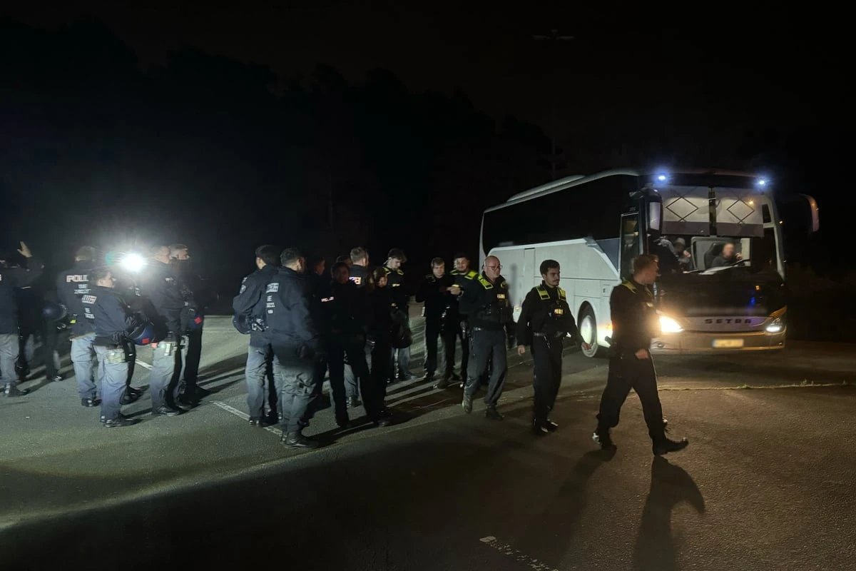 Fußballfans attackieren Polizisten: Beamter dienstunfähig