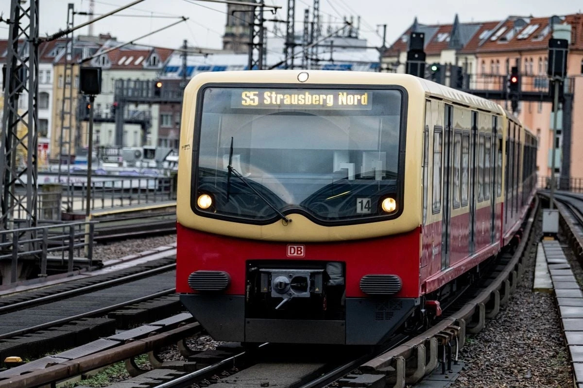 Am Hitze-Wochenende: S-Bahn-Verkehr auf wichtiger Strecke unterbrochen