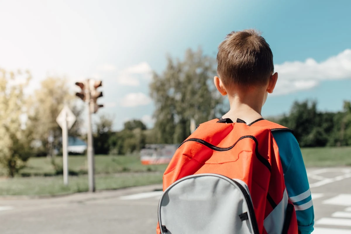 Am helllichten Tag! Kind (11) wird von Männern mit Springmesser bedroht