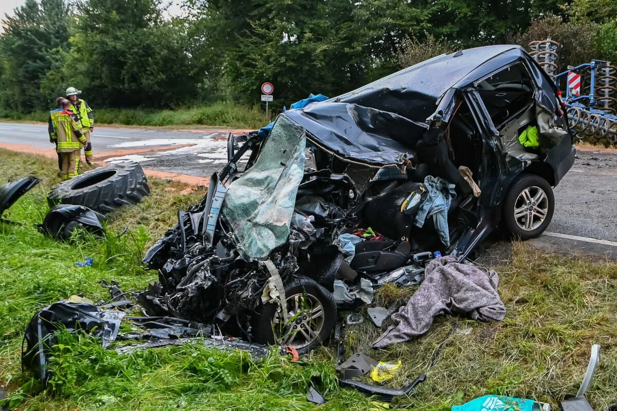 Tödlicher Frontal-Crash: 21-Jähriger stirbt, Traktor geht in Flammen auf