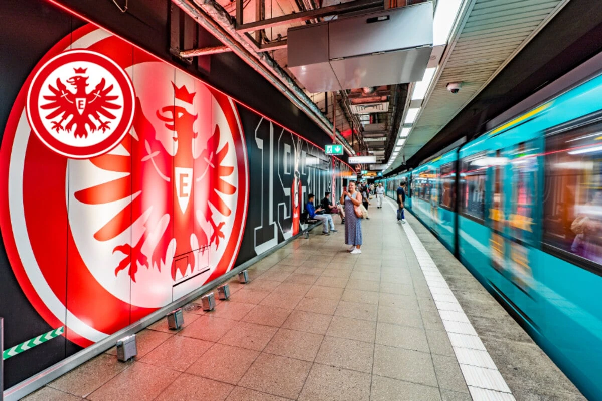 Bundesweit einmalig: Frankfurt hat jetzt eine U-Bahn-Station im Eintracht-Look