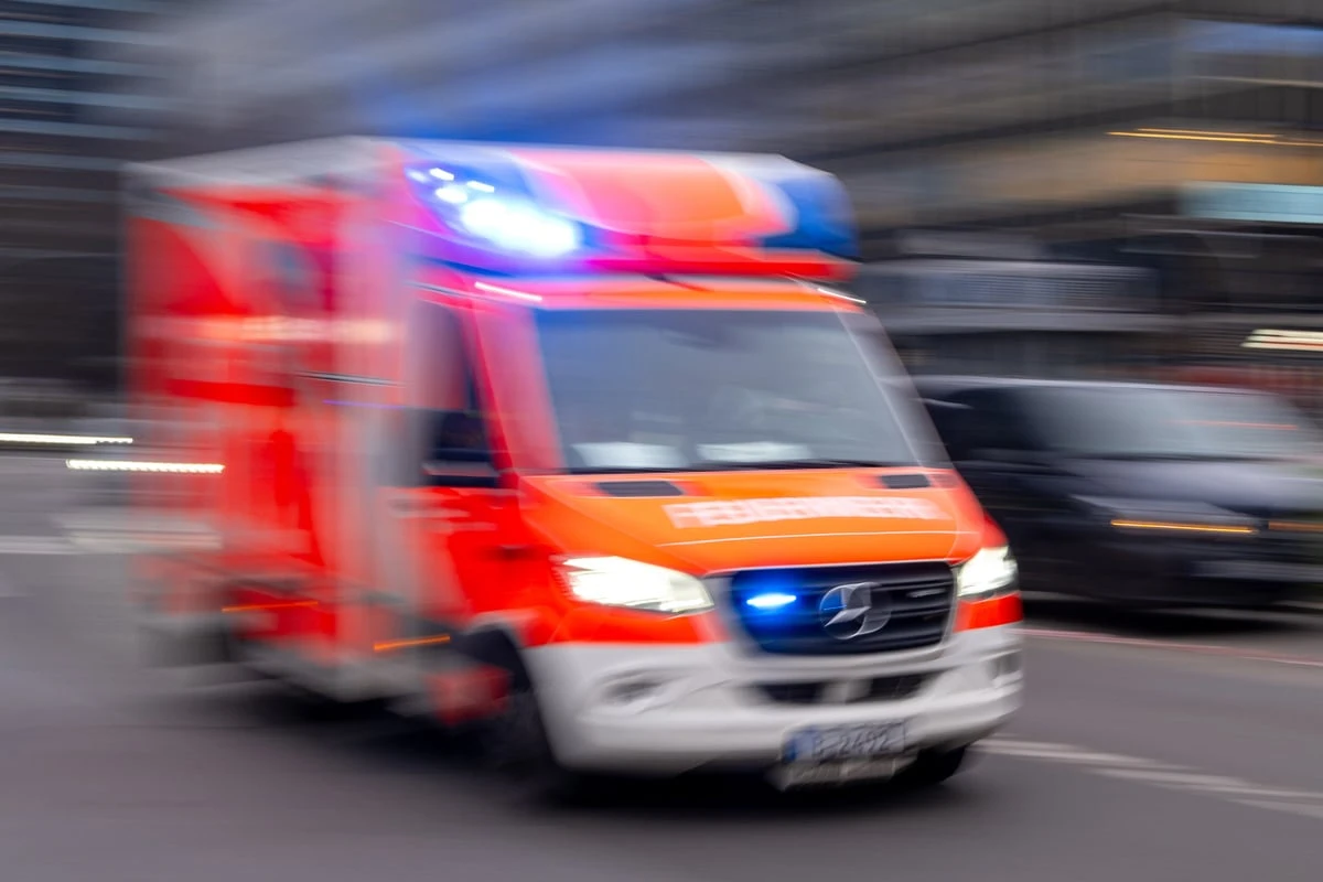 Autofahrer fährt Kind an und haut einfach ab!