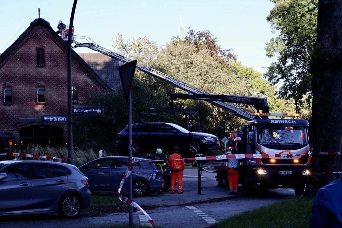 Reetdach von Hamburger Hotel in Flammen: Was ist mit den Gästen?