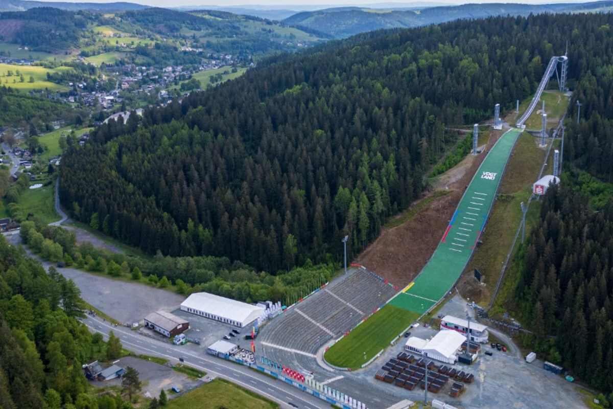 Hitzeschäden! Skisprunganlage im Vogtland geschlossen