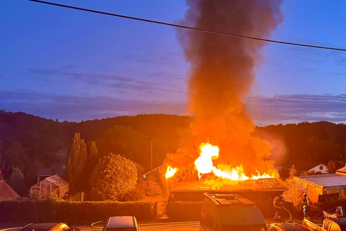 Meterhohe Flammen schlagen aus Gartenlaube: Einsatzkräfte noch immer vor Ort