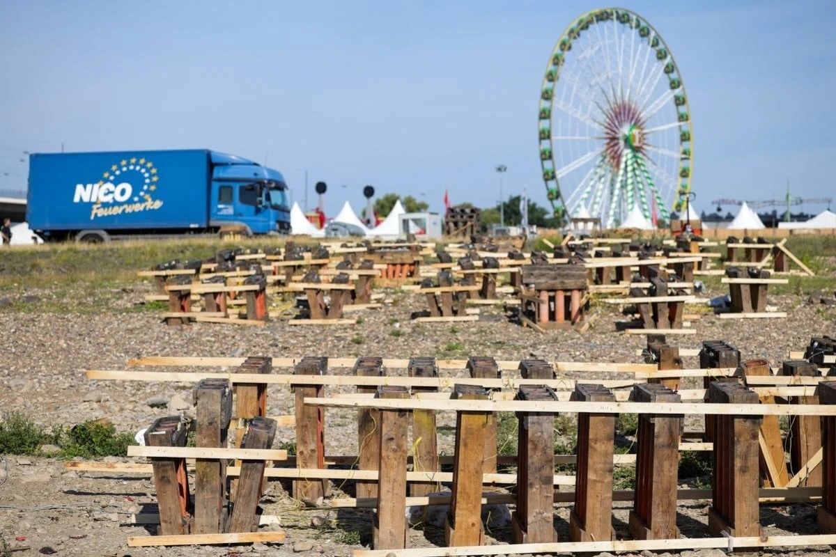Drei Kinder schwer verletzt: Fehlzündung löste das Rheinkirmes-Unglück aus