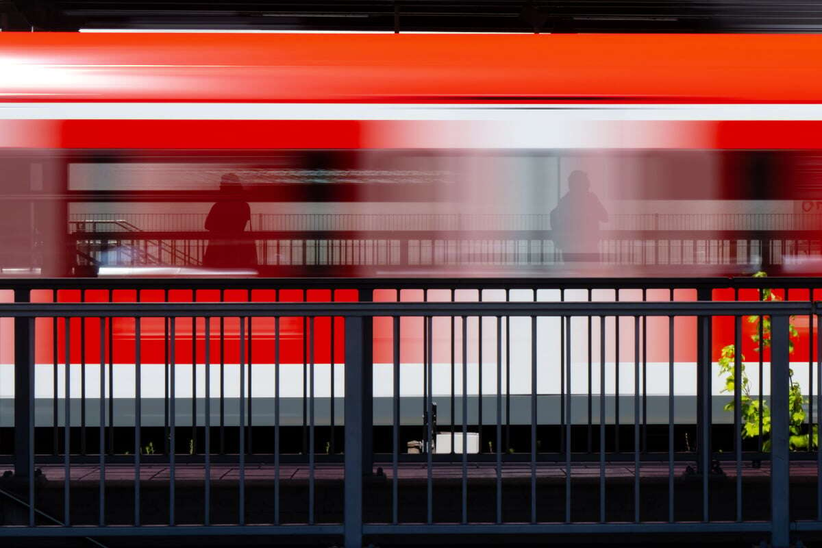 Frauen in S-Bahn sexuell belästigt: Bundespolizei sucht nach einem der beiden Opfer