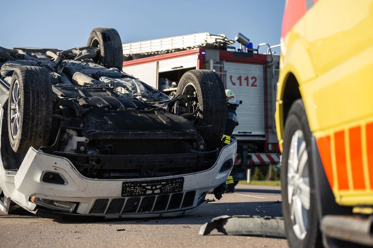Mercedes überschlägt sich auf Landstraße: Fünf Verletzte