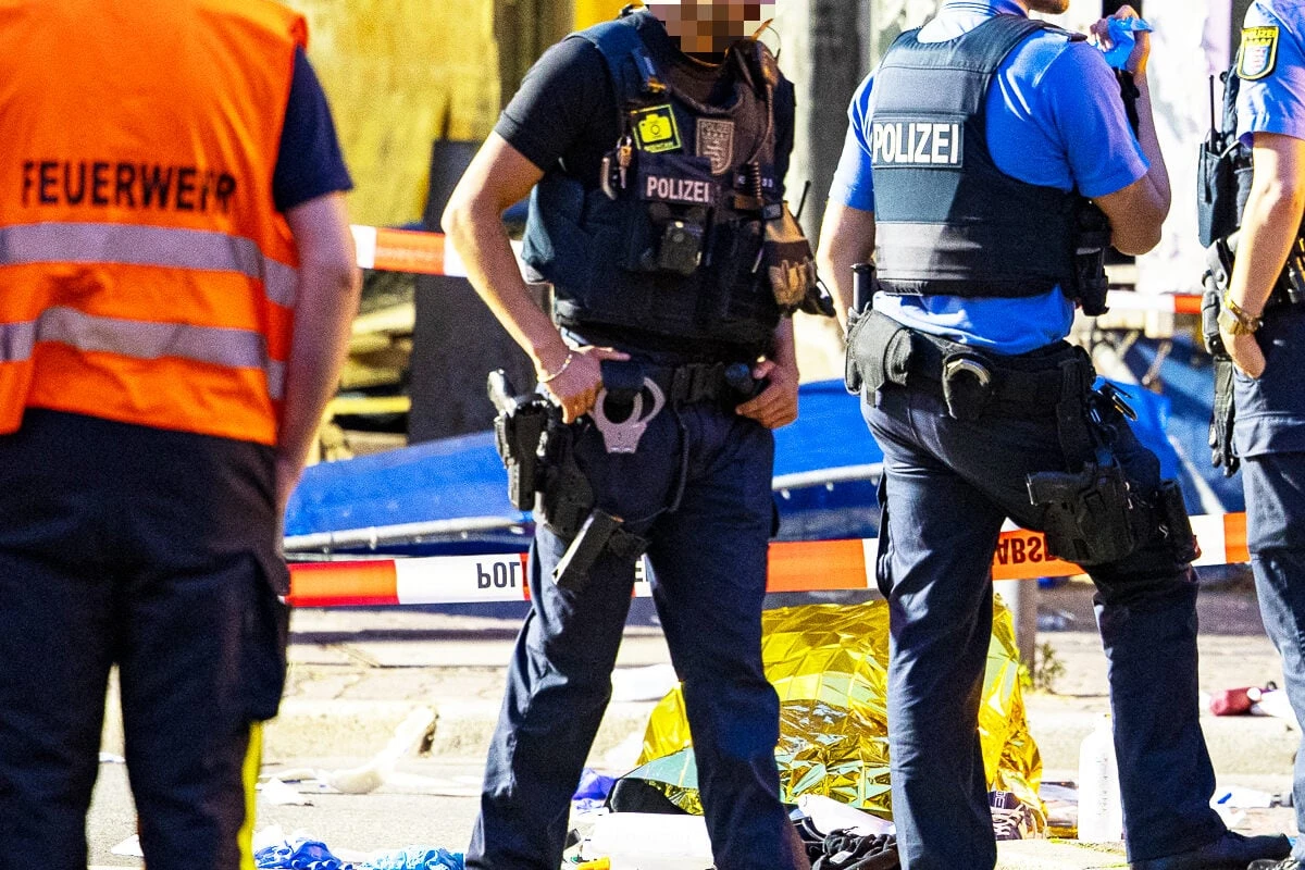 Autofahrer erfasst E-Scooter und flüchtet: Ein Toter, zwei Schwerverletzte